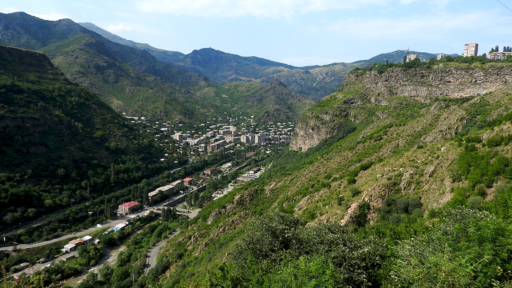 Alaverdi szegényes városkája csodaszép környezetben fekszik. Ez a fura kettősség jellemzi egész Örményországot is.