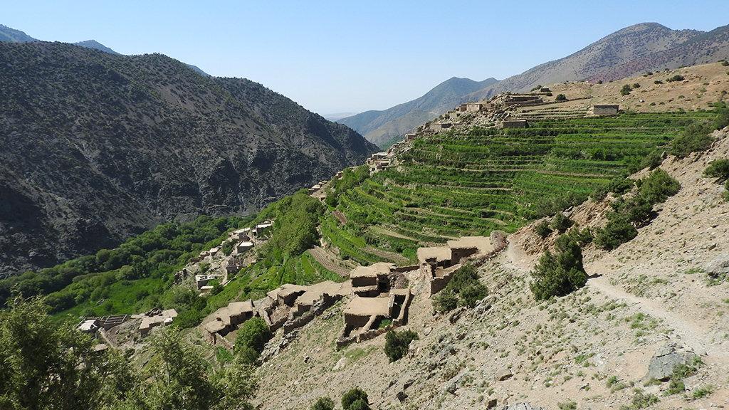 A berber falu szegényes épületei a teraszosan megművelt földekkel.
