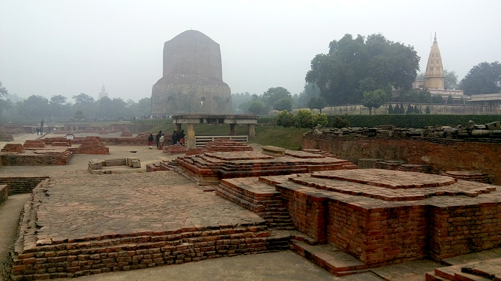 Az egykori Sarnath romjai, háttérben a Dhamekh-sztúpával.
