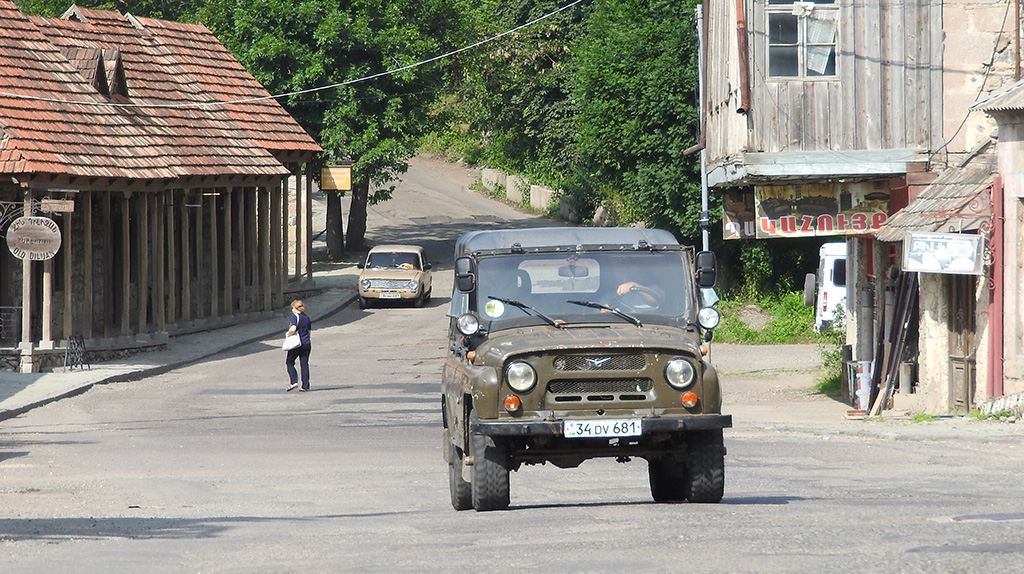 Bár vannak modernebb autók is az országban, a vidéket még a szovjet csodák uralják.