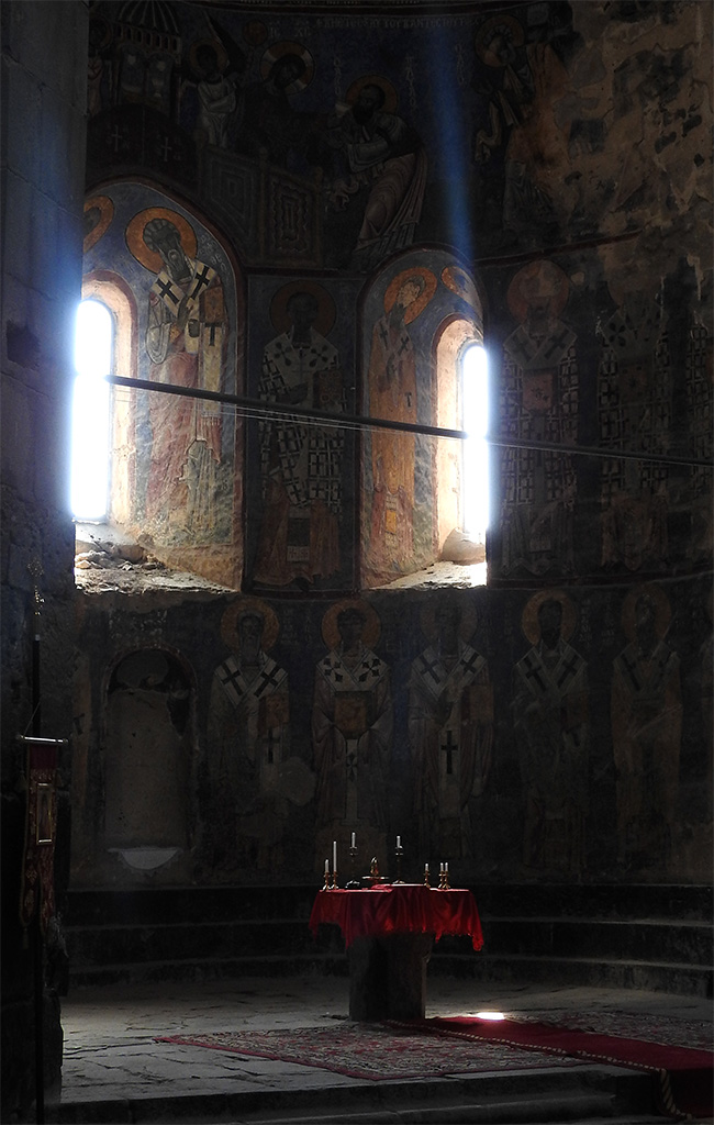 Az örmény kolostorokban a fényjáték az igazi díszítőelem.