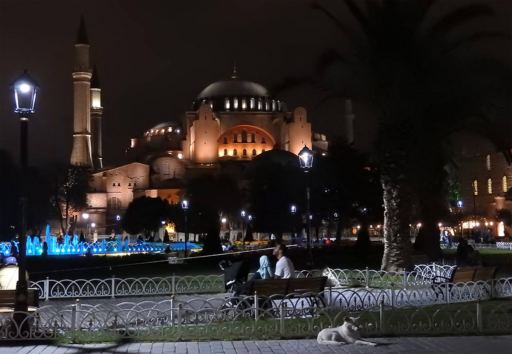 A Hagia Sophia éjszakai pompájában.