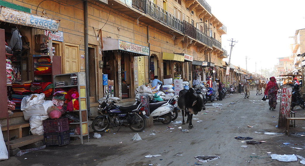 Jaisalmer utcái sem tiszták, de legalább van egy kis térérzetünk.