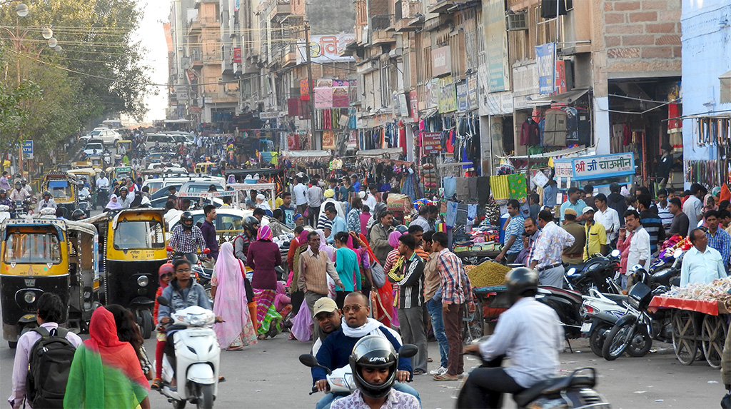 Univerzális utcakép. Bármely indiai nagyvárosban is legyünk, ugyanez a kép fogad.