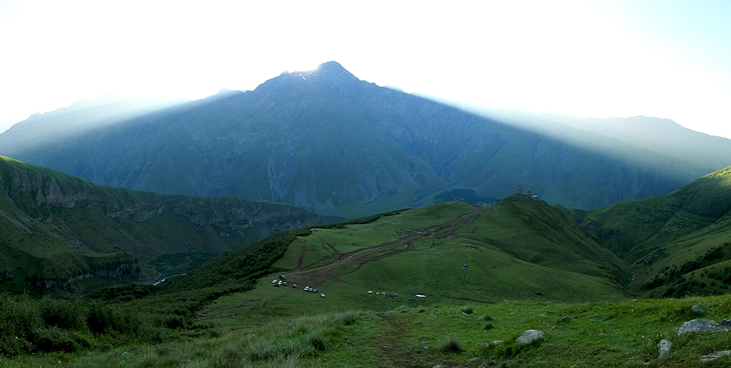 Ahogyan az első fénysugarak áthatolnak a Kuro-hegy csúcsai fölött.