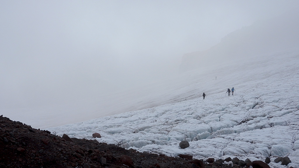 A gleccseren való áthaladás fokozott figyelmet igényel.