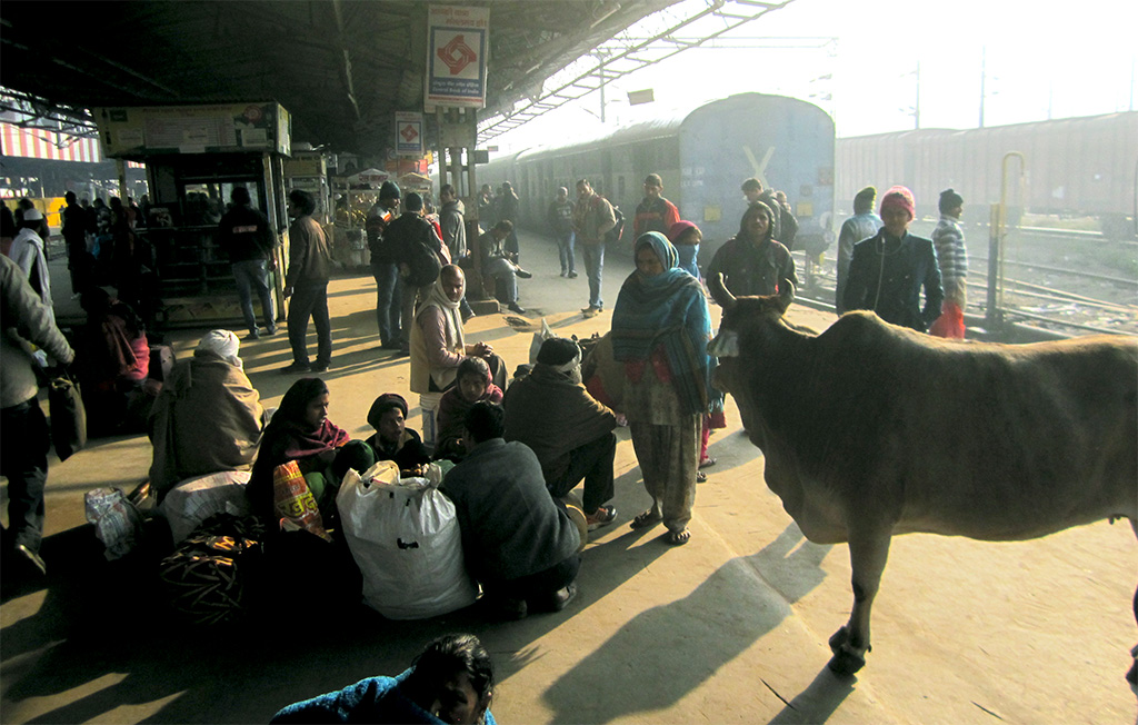 Egy tetszőleges indiai vasútállomás képe.