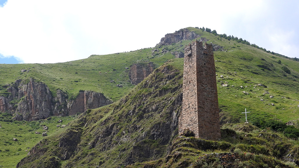 A Pansheti falujában lévő Svan torony könnyű sétával elérhető.