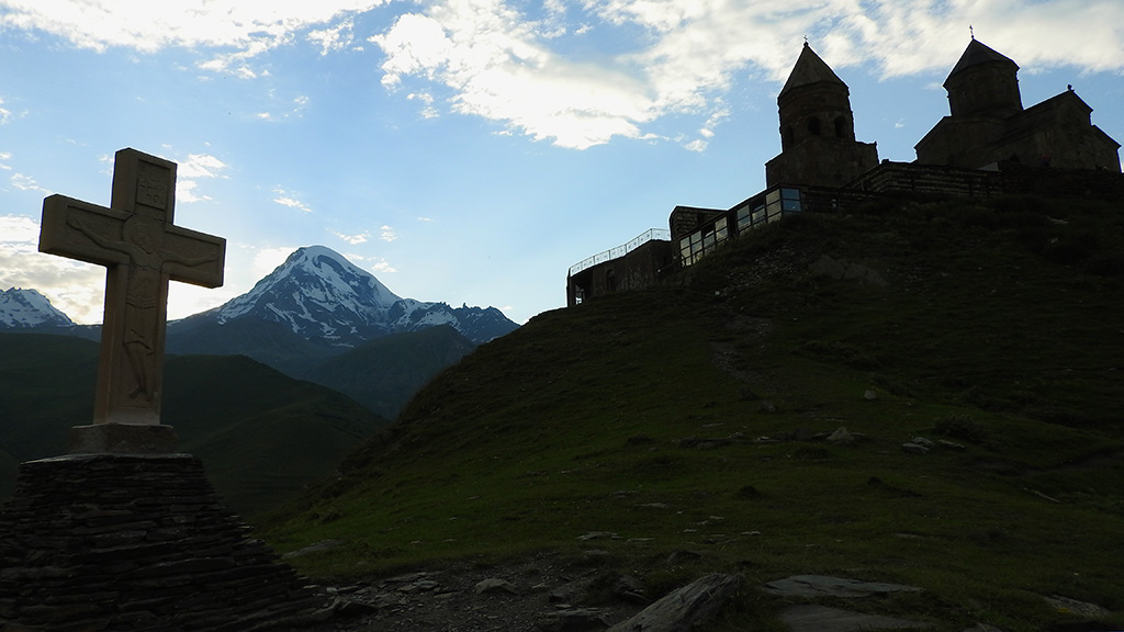 A Gergeti Trinity Church és a Mount Kazbek 5047 méter magas csúcsa.