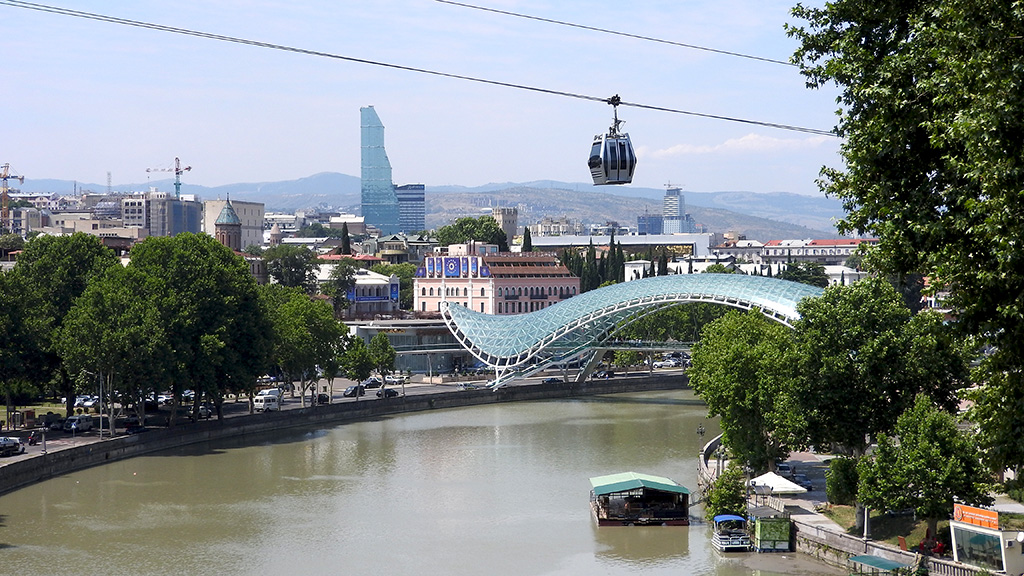 Tbilisi belvárosa a Kura folyó felett átívelő lanovkával.