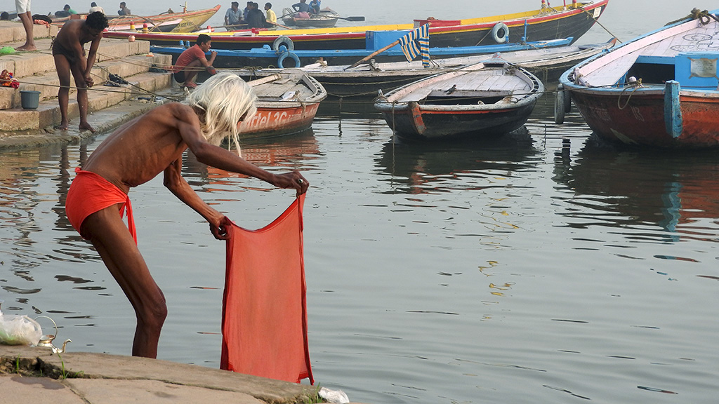 A fürdés és a mosás akár egyszerre is megoldható a Gangesz szent vizében.