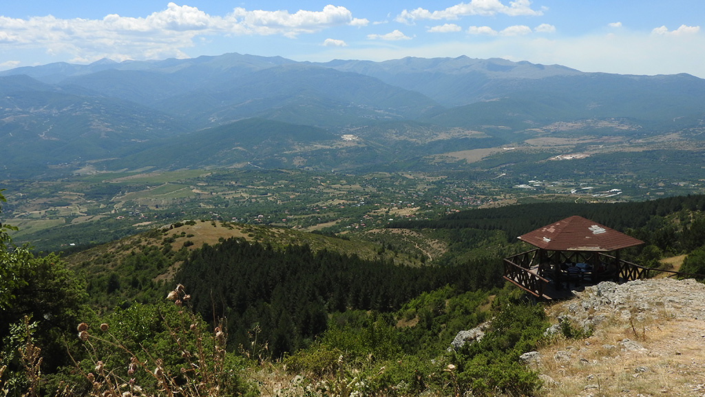 A távoli hegyekig ellátni a Vodno csúcsától.